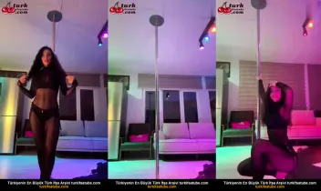 Çıplak Kızın Sakso Yayını Odada