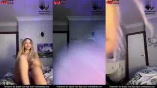 Güzel üniversite öğrencisi kostümüyle seksi poz veriyor